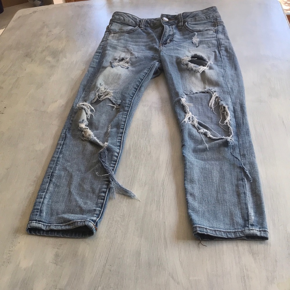 American eagle size 4 women’s ripped  mom jeans